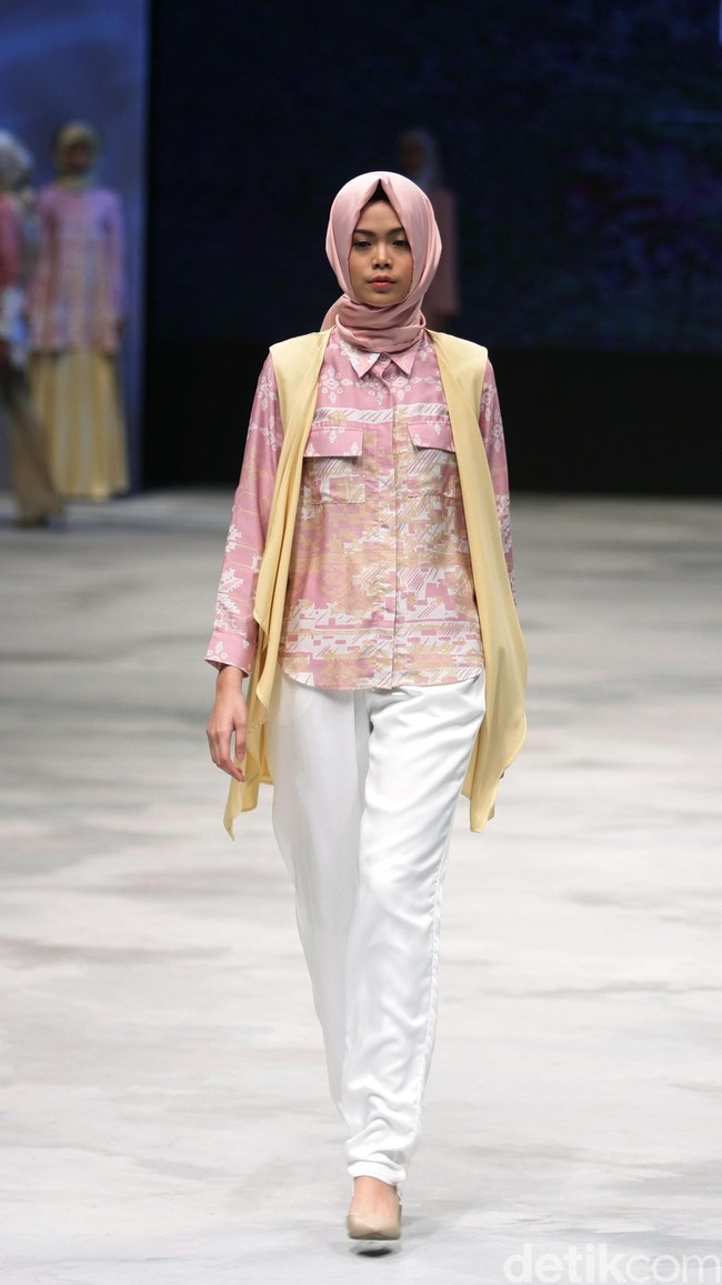 Ria Miranda Takana Indonesia Fashion Week 2016 at Jakarta Convention Center. Senayan. Jakarta. [Foto: Mohammad Abduh/Wolipop]