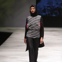 Zaskia Sungkar Hitam Poetih Indonesia Fashion Week 2016 at Jakarta Convention Center. Senayan. Jakarta. [Foto: Mohammad Abduh/Wolipop]