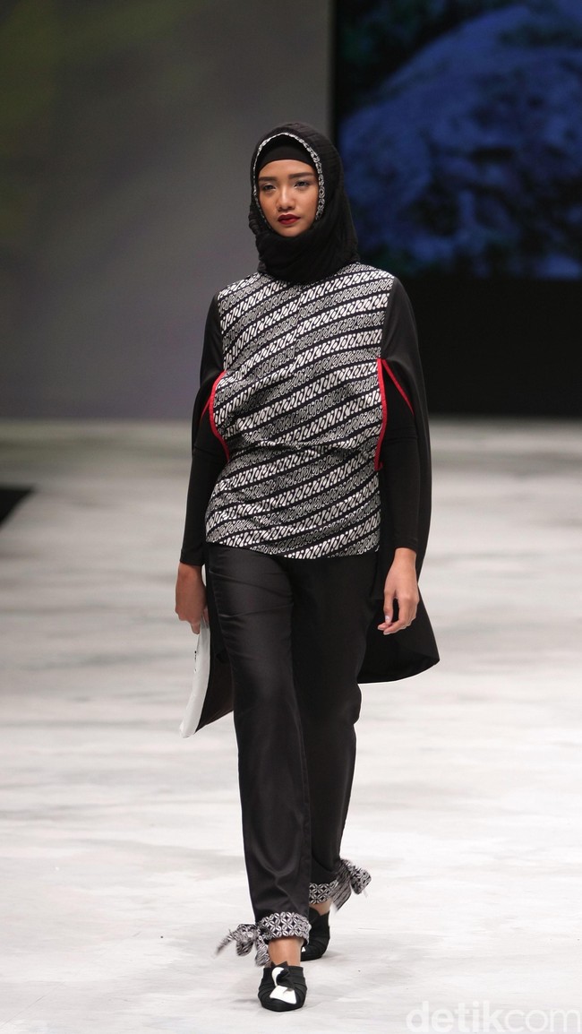 Zaskia Sungkar Hitam Poetih Indonesia Fashion Week 2016 at Jakarta Convention Center. Senayan. Jakarta. [Foto: Mohammad Abduh/Wolipop]