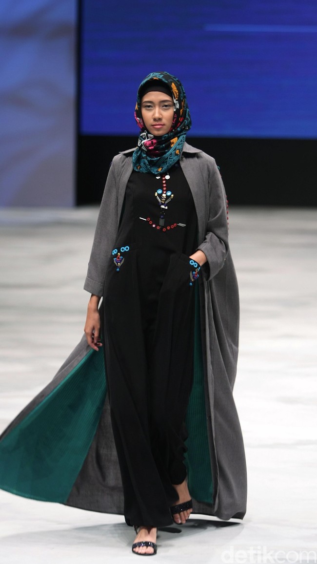 Vivi Zubedi Sulamn Voyage Indonesia Fashion Week 2016 at Jakarta Convention Center. Senayan. Jakarta. [Foto: Mohammad Abduh/Wolipop]