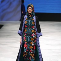 Vivi Zubedi Sulamn Voyage Indonesia Fashion Week 2016 at Jakarta Convention Center. Senayan. Jakarta. [Foto: Mohammad Abduh/Wolipop]