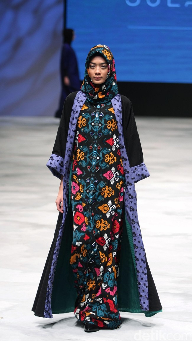 Vivi Zubedi Sulamn Voyage Indonesia Fashion Week 2016 at Jakarta Convention Center. Senayan. Jakarta. [Foto: Mohammad Abduh/Wolipop]