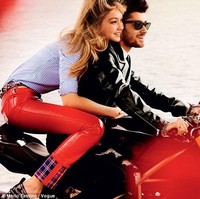 Momen mesra lainnya saat keduanya tampil di majalah Vogue pada April 2016. Keduanya berpose mesra di atas motor. Foto: Mario Testino, Vogue