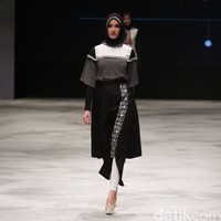 Zaskia Sungkar Hitam Poetih Indonesia Fashion Week 2016 at Jakarta Convention Center. Senayan. Jakarta. [Foto: Mohammad Abduh/Wolipop]
