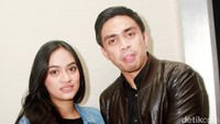 Hadiri gala premiere film Gila Jiwa, Ayudia didampingi sang suami, Ditto. Pool/Gus Mun/detikFoto.