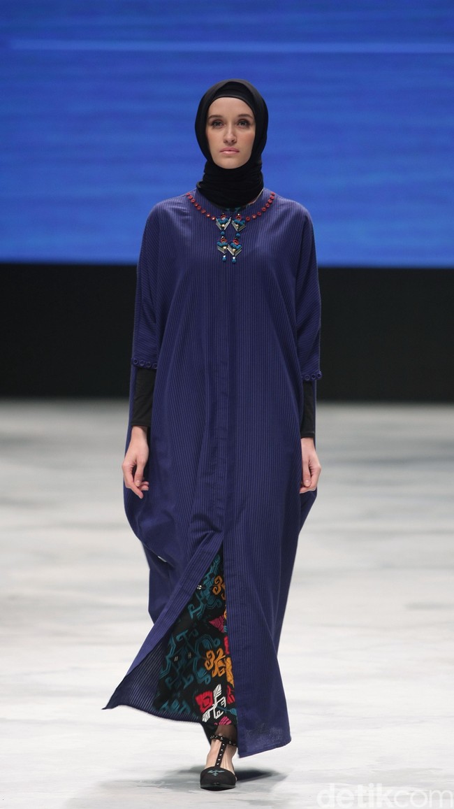 Vivi Zubedi Sulamn Voyage Indonesia Fashion Week 2016 at Jakarta Convention Center. Senayan. Jakarta. [Foto: Mohammad Abduh/Wolipop]