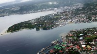 Untuk mendukung hal tersebut beberapa kawasan khusus telah didirikan seperti Taman Nasional Teluk Cendrawasih yang dibentuk untuk konservasi biota laut dan pengembangan wisata bahari, Cagar Alam Pegunungan Arfak untuk konservasi flora-fauna endemik dan kepentingan studi alam, Pulau Mansinam yang menjadi kawasan wisata religius bagi momen Pekabaran Injil di tanah Papua.