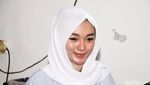 Zaskia Gotik Tampil Berkerudung Beri Santunan untuk Anak Yatim Piatu