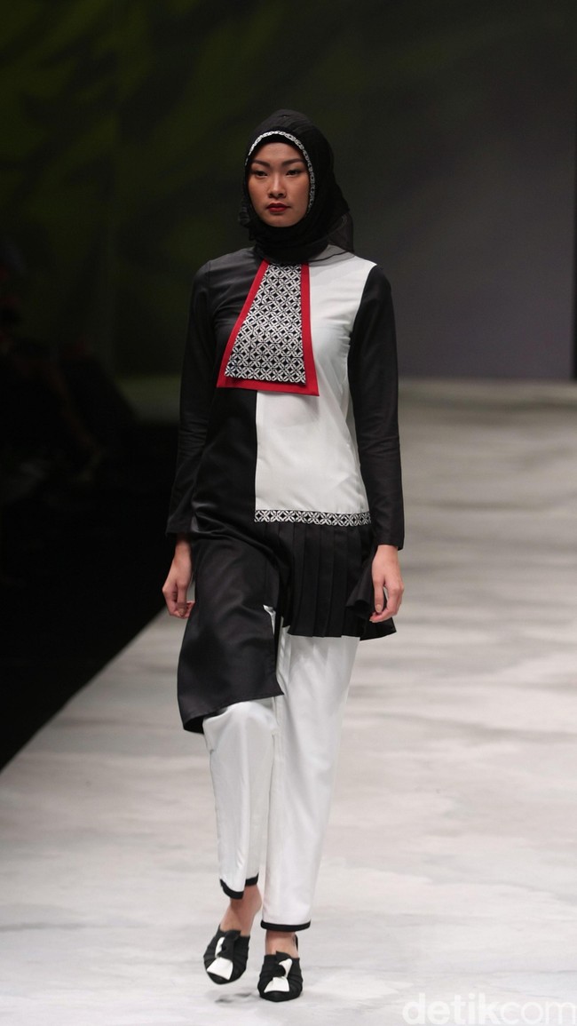 Zaskia Sungkar Hitam Poetih Indonesia Fashion Week 2016 at Jakarta Convention Center. Senayan. Jakarta. [Foto: Mohammad Abduh/Wolipop]