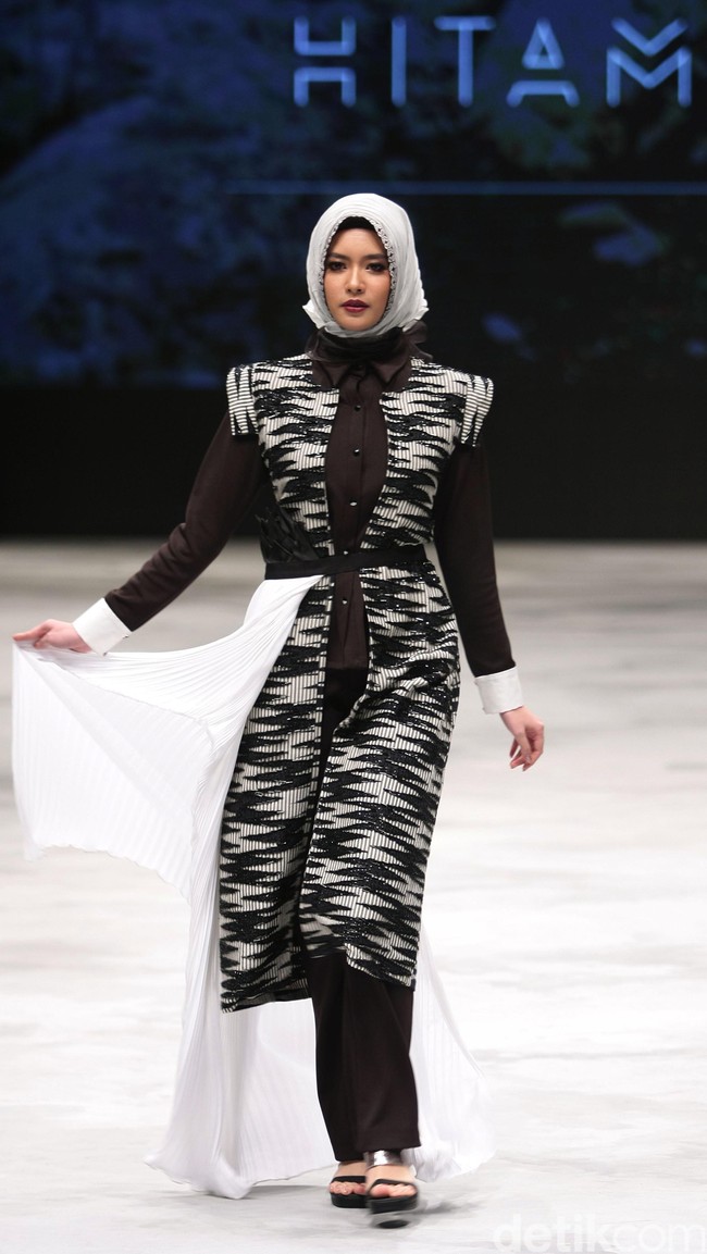 Zaskia Sungkar Hitam Poetih Indonesia Fashion Week 2016 at Jakarta Convention Center. Senayan. Jakarta. [Foto: Mohammad Abduh/Wolipop]