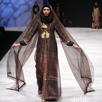 Kanjeung by Itang Yunasz for Badan Ekonomi Kreatif. Indonesia Fashion Week 2016 at Jakarta Convention Center. Senayan. Jakarta. [Foto: Mohammad Abduh/Wolipop]