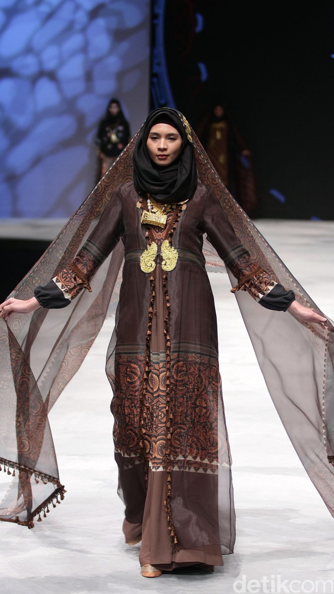 Kanjeung by Itang Yunasz for Badan Ekonomi Kreatif. Indonesia Fashion Week 2016 at Jakarta Convention Center. Senayan. Jakarta. [Foto: Mohammad Abduh/Wolipop]