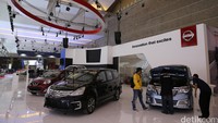 Beberapa mekanik mengecek mesin mobil.