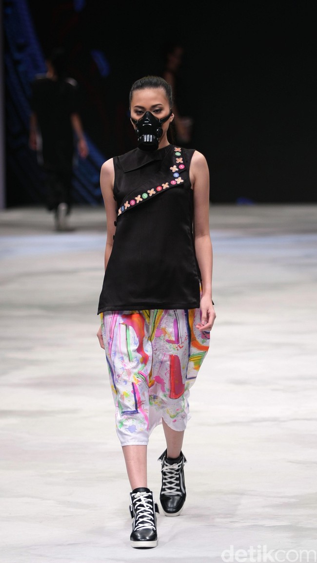 Neo Grafficity by Qurnila Harmas for Badan Ekonomi Kreatif. Indonesia Fashion Week 2016 at Jakarta Convention Center. Senayan. Jakarta. [Foto: Mohammad Abduh/Wolipop]