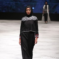 Zaskia Sungkar Hitam Poetih Indonesia Fashion Week 2016 at Jakarta Convention Center. Senayan. Jakarta. [Foto: Mohammad Abduh/Wolipop]