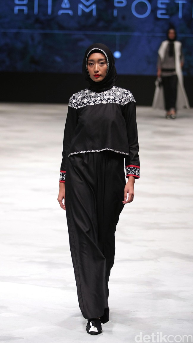 Zaskia Sungkar Hitam Poetih Indonesia Fashion Week 2016 at Jakarta Convention Center. Senayan. Jakarta. [Foto: Mohammad Abduh/Wolipop]