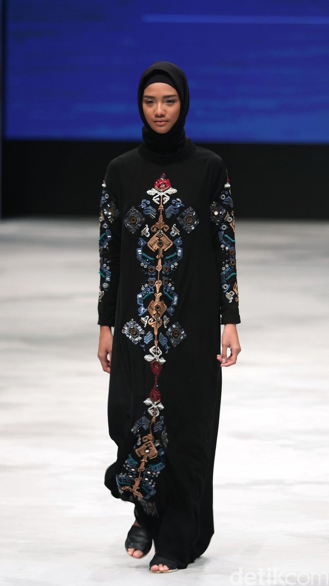 Vivi Zubedi Sulamn Voyage Indonesia Fashion Week 2016 at Jakarta Convention Center. Senayan. Jakarta. [Foto: Mohammad Abduh/Wolipop]