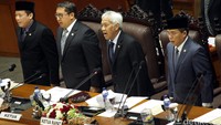 Terlihat Ade dan Wakil Ketua DPR Fadli Zon mengikuti rapat paripurna pembuka masa sidang. Namun Wakil Ketua DPR Fahri Hamzah yang telah dipecat oleh PKS tidak hadir.