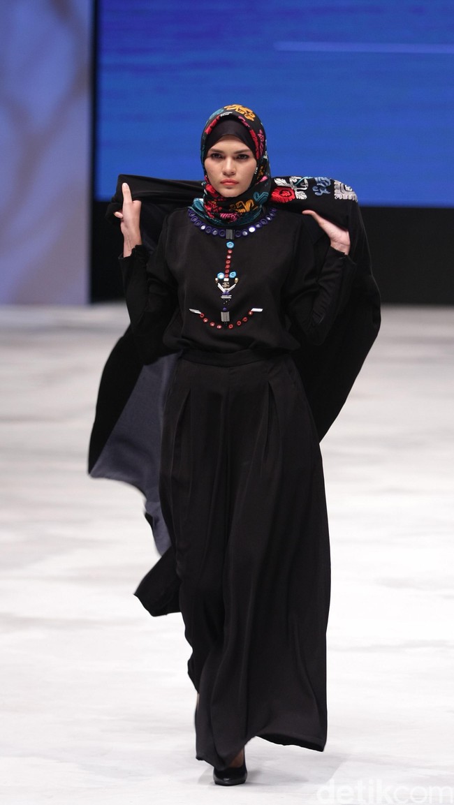 Vivi Zubedi Sulamn Voyage Indonesia Fashion Week 2016 at Jakarta Convention Center. Senayan. Jakarta. [Foto: Mohammad Abduh/Wolipop]