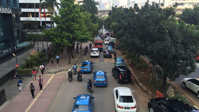 Kawasan Semanggi Macet Parah, Bus Kota Ngetem Sembarangan