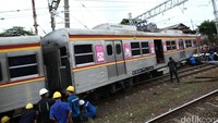 Terlihat hanya gerbong pertama yang keluar jalur. Sedangkan gerbong kedua dan seterusnya masih berada di atas rel.