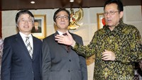 Irman Gusman menerima Ketua Tim Penelitian dan Pengembangan Agribisnis Korea  Selatan, Kwan Eung Lee dan President of GNB Biotech Seoul National University Korea Young Joon Ahn di ruang kerjanya Komplek Parlemen Senayan, Jakarta, Rabu (6/4/2016).