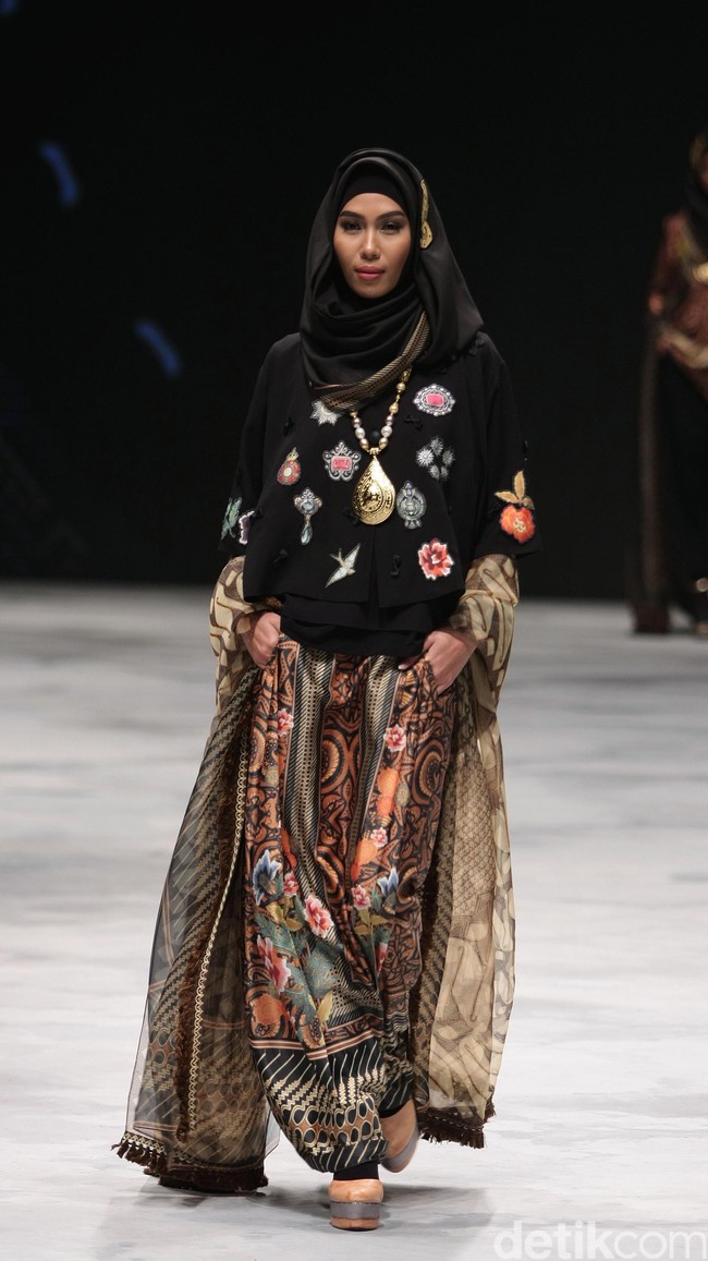Kanjeung by Itang Yunasz for Badan Ekonomi Kreatif. Indonesia Fashion Week 2016 at Jakarta Convention Center. Senayan. Jakarta. [Foto: Mohammad Abduh/Wolipop]