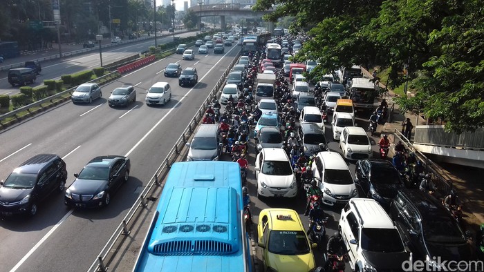 Jalan Gatot Subroto Arah Semanggi Macet, Jalur TransJ Dipadati Kendaraan