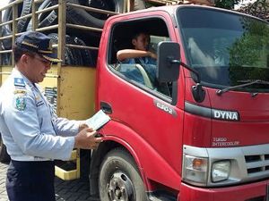 34 Bus dan Truk Ditilang di By Pass Mojokerto