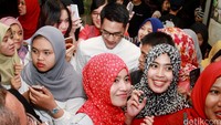 Para fans cewek tampak antusias berada di dekat Afgan. Pool/Gus Mun/detikFoto.