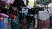 Aktivitas jual beli masih terlihat di Pasar Ikan Luar Batang. Rencananya pasar tersebut akan ditertibkan pada 11 April. Kawasan itu akan dijadikan lahan hijau dan kawasan wisata bahari.