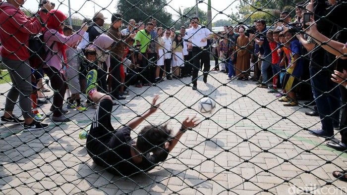 Ahok Terima Pemberian Denmark Berupa Mainan Lego untuk RPTRA