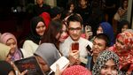 Afgan Diserbu Para Cewek