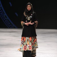 Kanjeung by Itang Yunasz for Badan Ekonomi Kreatif. Indonesia Fashion Week 2016 at Jakarta Convention Center. Senayan. Jakarta. [Foto: Mohammad Abduh/Wolipop]