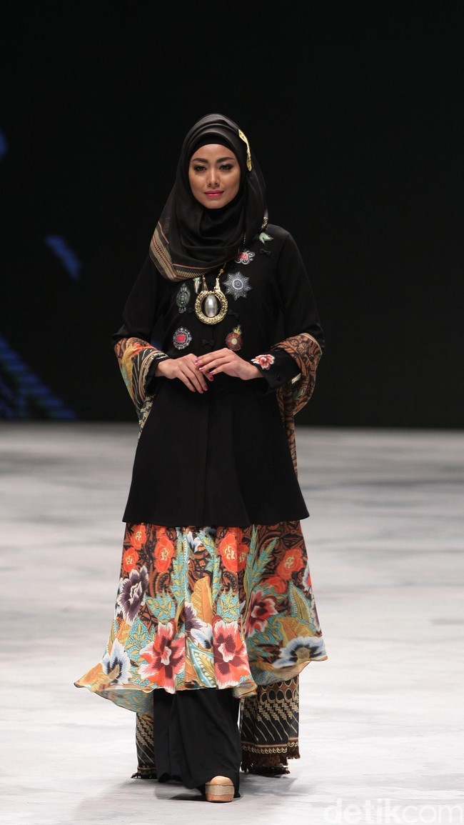 Kanjeung by Itang Yunasz for Badan Ekonomi Kreatif. Indonesia Fashion Week 2016 at Jakarta Convention Center. Senayan. Jakarta. [Foto: Mohammad Abduh/Wolipop]
