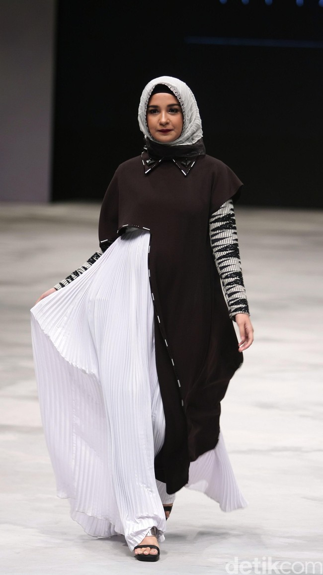Zaskia Sungkar Hitam Poetih Indonesia Fashion Week 2016 at Jakarta Convention Center. Senayan. Jakarta. [Foto: Mohammad Abduh/Wolipop]