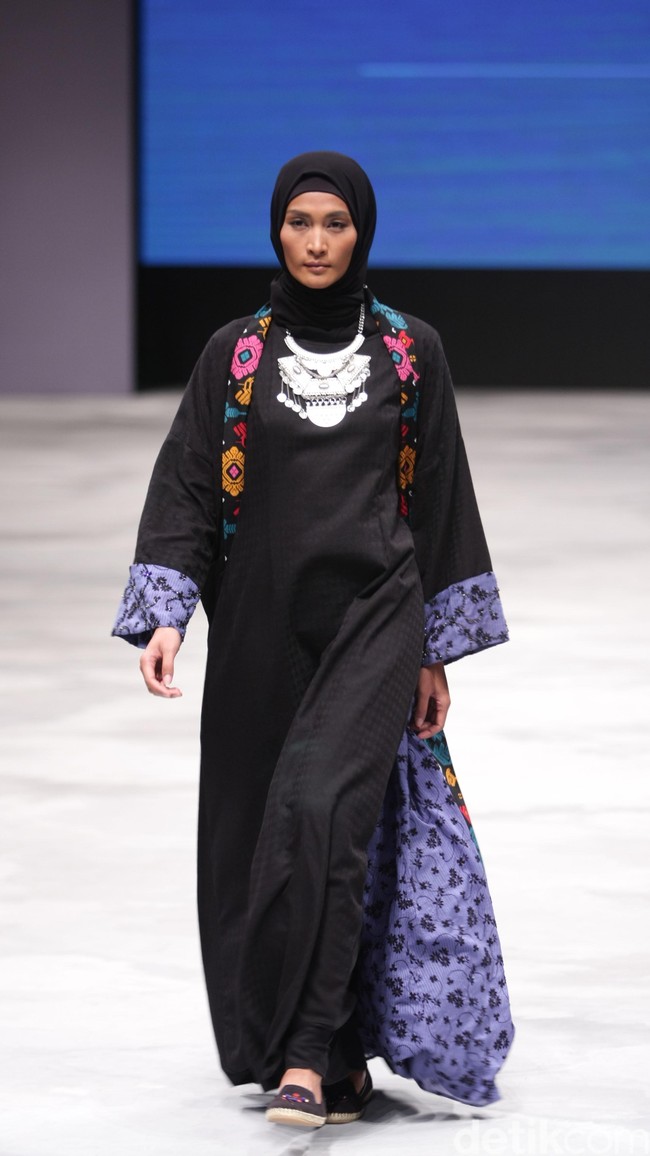 Vivi Zubedi Sulamn Voyage Indonesia Fashion Week 2016 at Jakarta Convention Center. Senayan. Jakarta. [Foto: Mohammad Abduh/Wolipop]