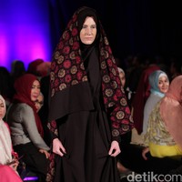 Lyra Virna Desert Rose Indonesia Fashion Week 2016. at Jakarta Convention Center. Senayan. Jakarta. [Foto: Mohamamd Abduh/Wolipop]