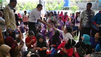 Ahok di tengah-tengah kelompok ibu-ibu di RPTRA Dharma Suci.