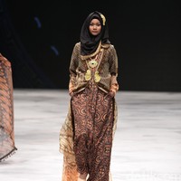 Kanjeung by Itang Yunasz for Badan Ekonomi Kreatif. Indonesia Fashion Week 2016 at Jakarta Convention Center. Senayan. Jakarta. [Foto: Mohammad Abduh/Wolipop]