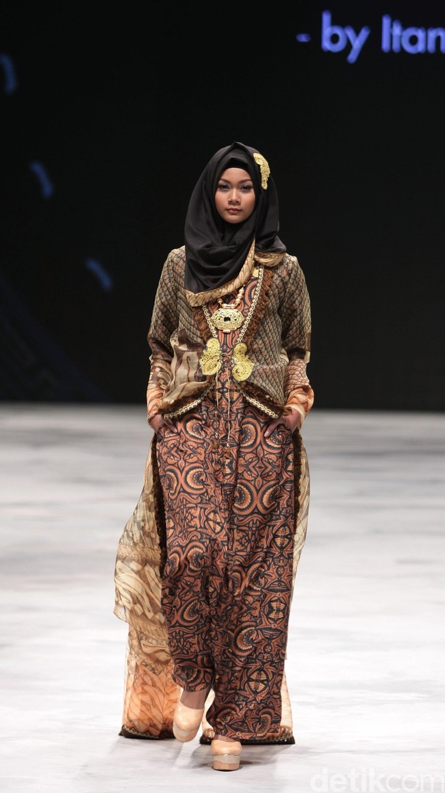 Kanjeung by Itang Yunasz for Badan Ekonomi Kreatif. Indonesia Fashion Week 2016 at Jakarta Convention Center. Senayan. Jakarta. [Foto: Mohammad Abduh/Wolipop]