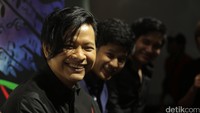 Agar tidak setengah-setengah, musisi 45 tahun itu menggandeng tiga musisi muda sebagai tim pencipta lagunya.