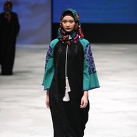 Vivi Zubedi Sulamn Voyage Indonesia Fashion Week 2016 at Jakarta Convention Center. Senayan. Jakarta. [Foto: Mohammad Abduh/Wolipop]