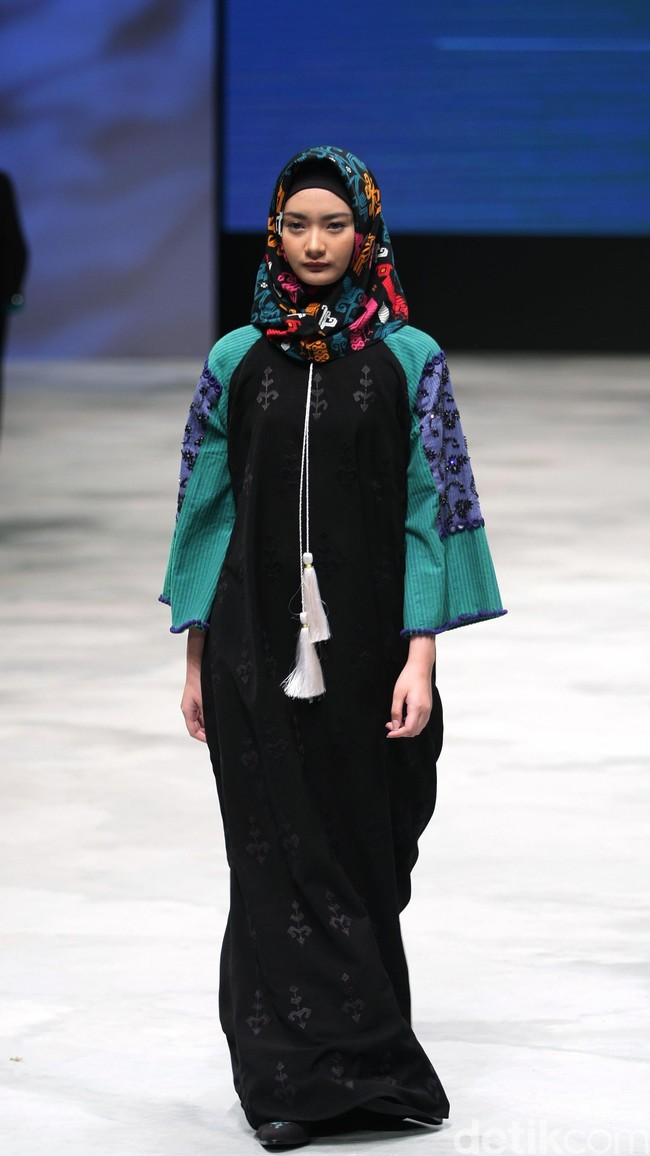 Vivi Zubedi Sulamn Voyage Indonesia Fashion Week 2016 at Jakarta Convention Center. Senayan. Jakarta. [Foto: Mohammad Abduh/Wolipop]