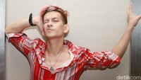 Ia tampak percaya diri dengan rambut pink-nya. Pool/Gus Mun/detikFoto.