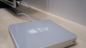 Apple TV. Di tahun 2007, Apple membawa perangkat hiburan ke ruang tamu. Lewat Apple TV, pengguna dapat melakukan streaming konten dari PC ke TV. Foto: internet