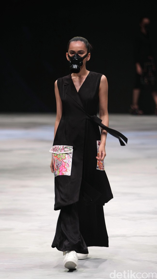 Neo Grafficity by Qurnila Harmas for Badan Ekonomi Kreatif. Indonesia Fashion Week 2016 at Jakarta Convention Center. Senayan. Jakarta. [Foto: Mohammad Abduh/Wolipop]