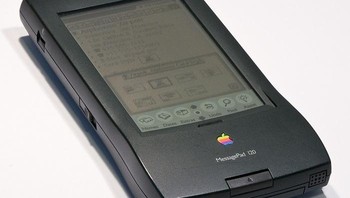 Newton MessagePad. Menjadi sisten digital pertama yang dibuat Apple. Perangkat ini diluncurkan pada 1993 dan menggunakan sistem operasi Newton.  Foto: internet
