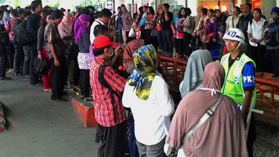 Penumpang Menumpuk di Stasiun Jatinegara