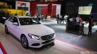 Mobil peserta sudah mejeng di booth pameran.
